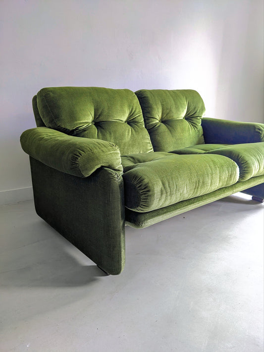 Coronado loveseat by Afra Scarpa and Tobia Scarpa for B&B Italia 1970. Vintage Italian Midcentury Modern design. Twoseater with green olive or moss velvet upholstering