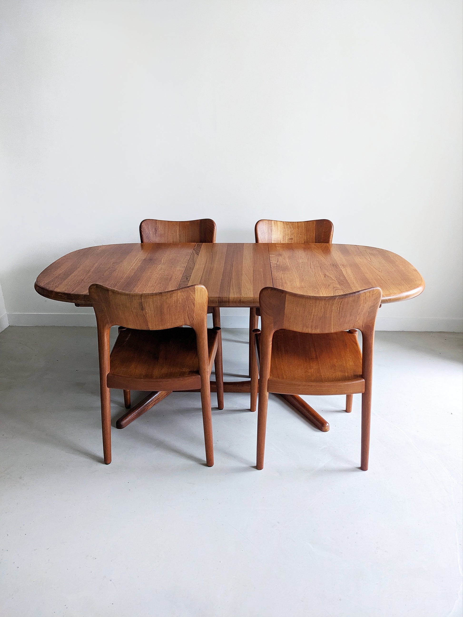 Extendable Dining Table by Juul Kristensen for Glostrup Møbelfabrik 1960's. Danish scandinavian midcentury modern design. Teak. Sixties