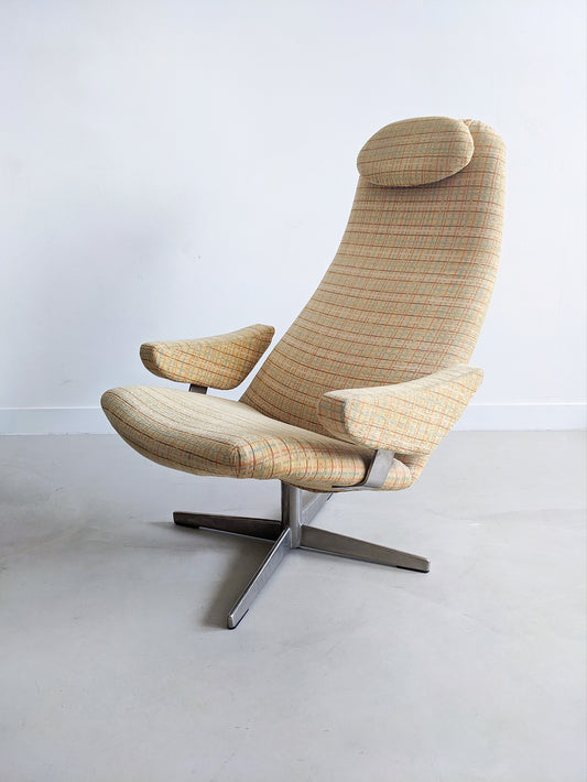 Contourette Roto Swivel Chair by Alf Svensson for Dux 1960.  Vintage Scandinavian Midcentury Modern design. Velvet upholstering with checkered print in mint green, orange and soft yellow. Loungechair with chrome base and armrests. 